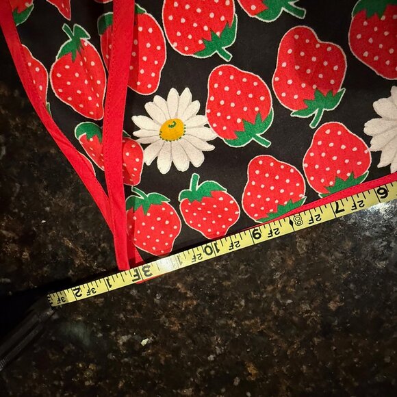 Vintage Strawberry and Daisy Reversable / Double Sided Apron.  Larger Size - Picture 5 of 6